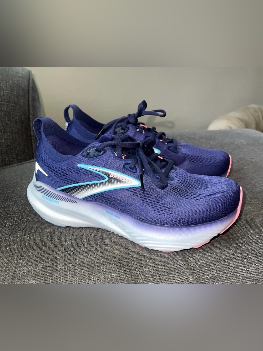 New Brooks Glycerin 22 GTS Women's Shoes - Navy with Teal and Pink Accents - Picture 3 of 8